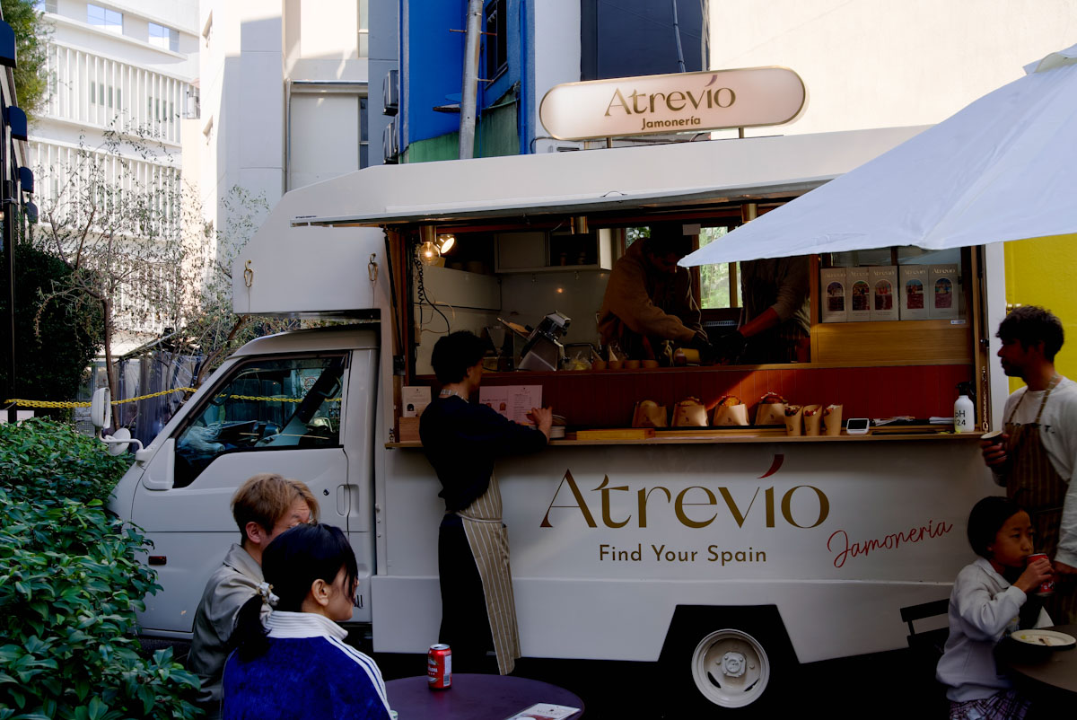 広尾で話題！ 街に馴染むスペイン産生ハムのキッチンカー『Atrevío Jamón Car』の楽しみ方