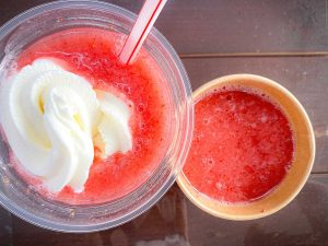 「ぐるぐるシェイク」（左）600円、「いちご生ジュース」（Mサイズ）300円 ［食楽web］