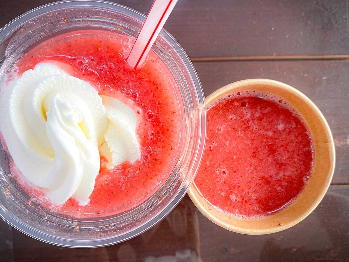 「ぐるぐるシェイク」（左）600円、「いちご生ジュース」（Mサイズ）300円 ［食楽web］