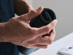 コーヒー抽出にかかる時間は、水の場合は約15分、お湯なら約5分