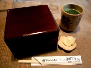 フタ付き重箱がワクワク感をそそります