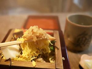 もくもくと湯気がどんどん出てくる蒸し寿司 ［食楽web］