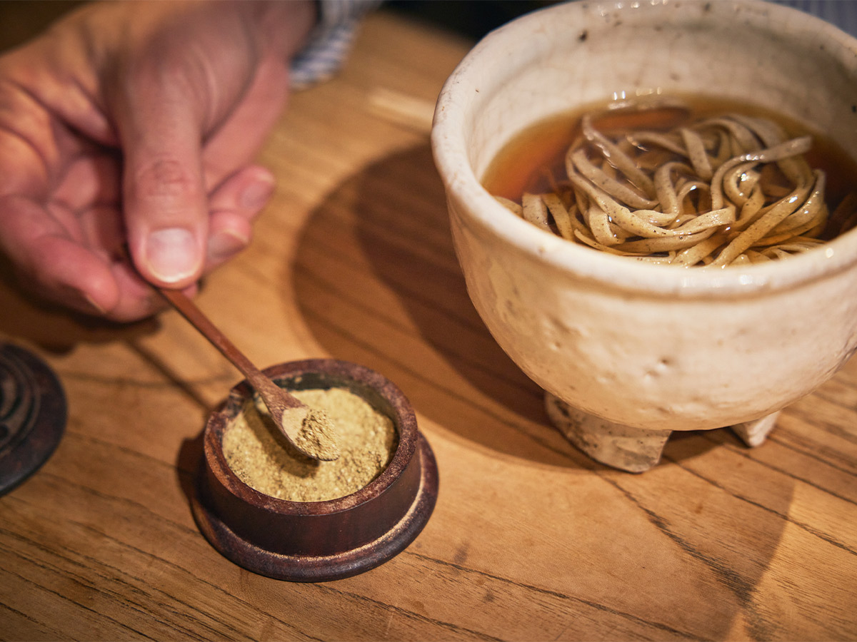 テーブルに置いてある「三味」