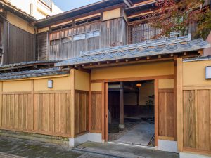 大正期に料亭として使われていた古民家の一角に暖簾を掲げる。2階には往時が偲ばれる能舞台もいまだ残っている