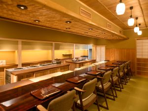 シンプルだからこそ料理に集中できるカウンター席。他に個室も用意されている