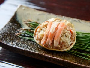 「香箱ガニの飯蒸し」。濃厚な旨みと、カニ味噌をまとったもち米の優しい甘みが絶妙にマッチ