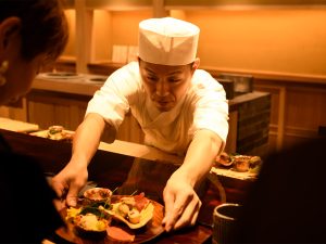 自ら八寸を供する友本さん。日本酒造りを学ぶため、秋田の人気蔵元・新政酒造でも修業した