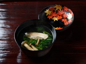鯖江市河和田で製造された越前漆器を使用した「若狭ぐじの椀物」。だしが利いた滋味深い味わい