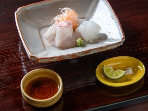 石垣鯛（左）とアオリイカのお造り（右）