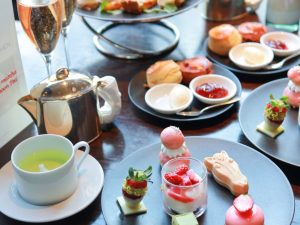 「ストロベリー＆宇治抹茶 ニューイヤー アフタヌーンティー」7,150円、グラスシャンパン付き8,800円※ともに税込・サービス料別