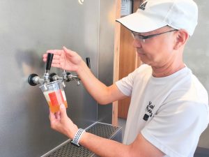 目の前で「ヘレスラガー」を注いでくれる所長兼醸造家の近藤さん。ビールや呼子の魅力を気さくに語ってくれる