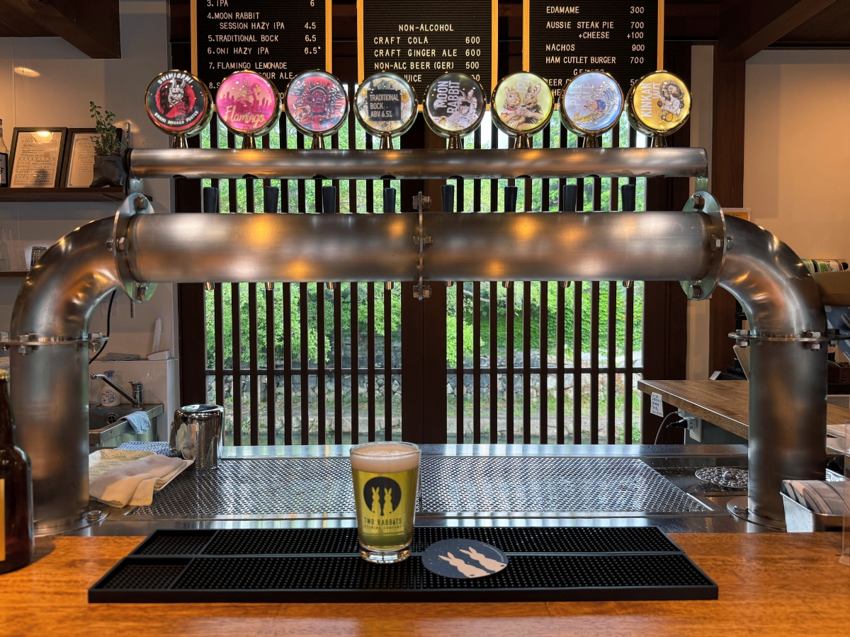 常時10種類のビールタップがあり、種類によってはハンドポンプで提供されるものも。「KINKAN WIT」ハーフ