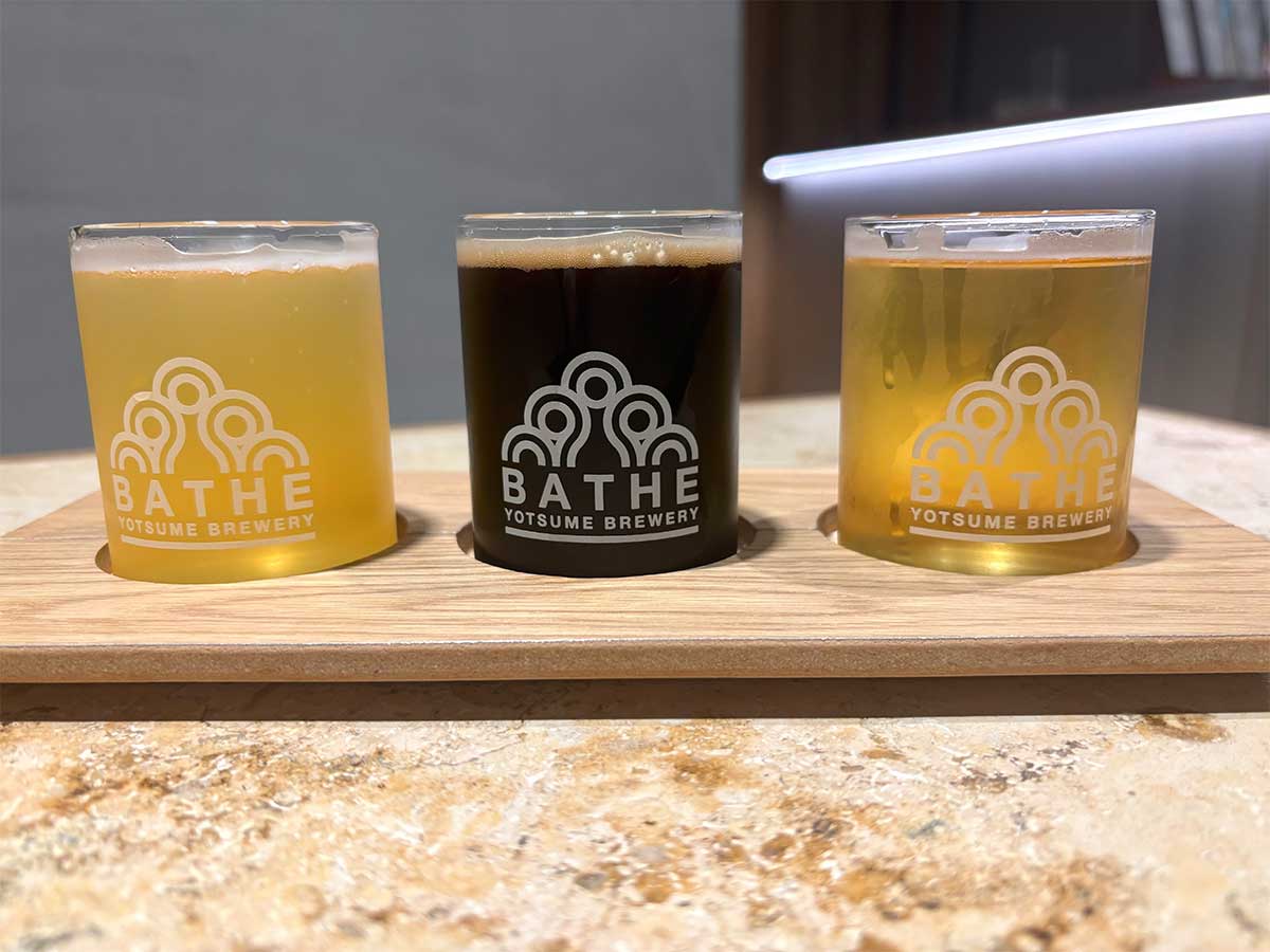 オススメの3種飲みくらべセット1，100円。写真はFOREST、コーヒー牛乳スタウト、乾杯ラガーをセレクト　