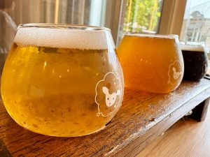 左からCold IPAの4番「Finn」、Belgian Saisonの8番「Hipi」、Coffee Porterの9番「Black Sheep」