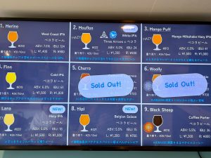 その日に楽しめるクラフトビールは店内に掲示
