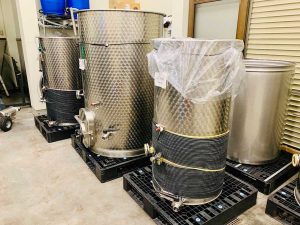 ワイン造りに使うステンレスタンクは200リットルほどの小さめのサイズ