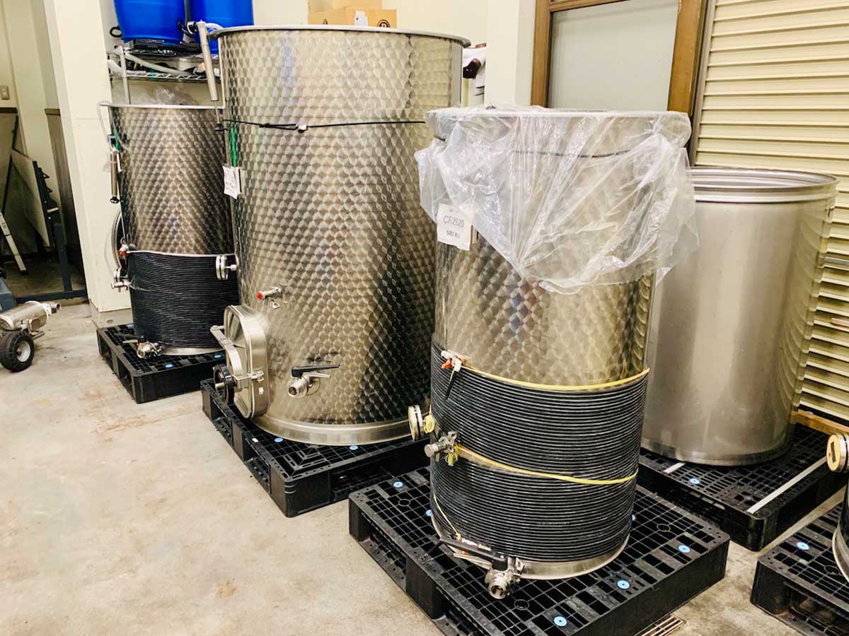 ワイン造りに使うステンレスタンクは200リットルほどの小さめのサイズ