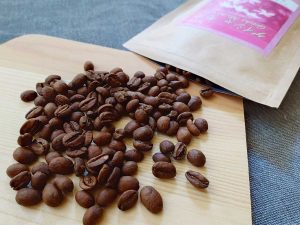 100g 2,480円、他の豆と一緒に買えば100g 1,180円に割引。パッケージのコーヒーの花はジャスミンの花に似ている