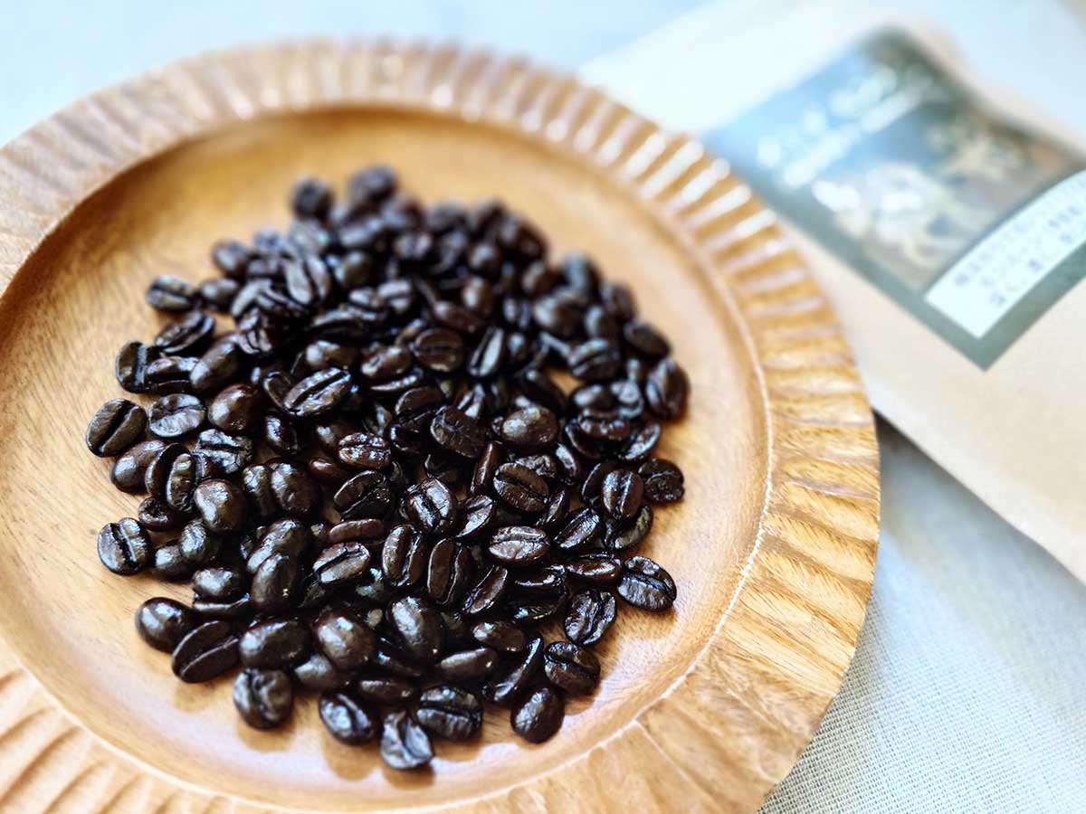 深煎り。浅煎りはゴールデンモンスーンと言われ金色になるものがある