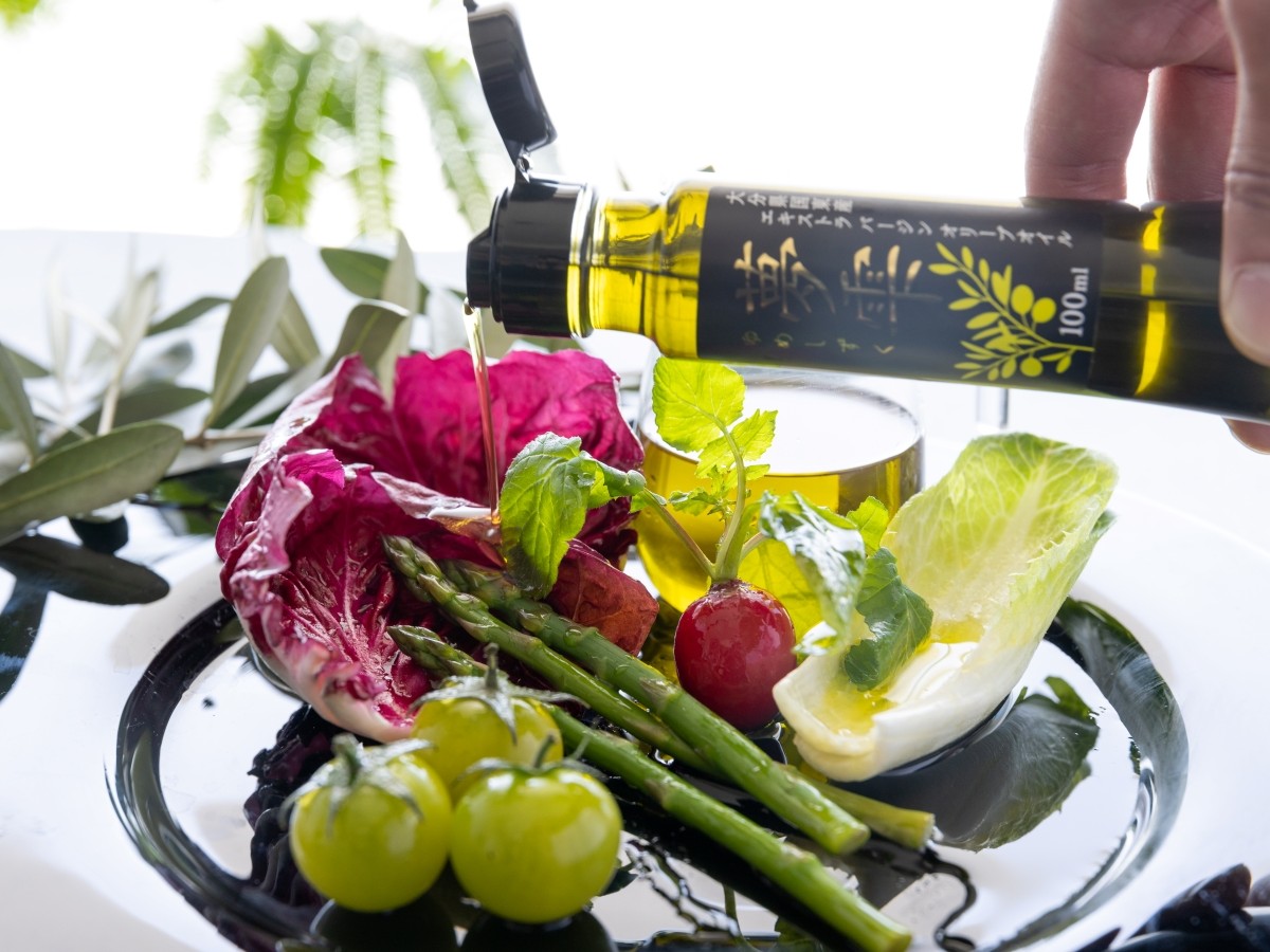 仕上げにひとまわしするだけで、野菜の甘みと香りが引き立つ初搾りオイル「夢雫 早摘み」3,888円