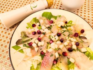 白身魚のカルパッチョなら、素材の甘みを引き立てる、エキストラバージンの澄んだ香りを楽しめる