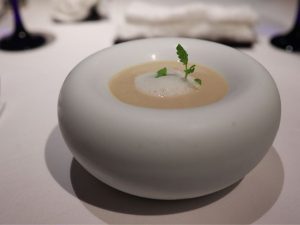 「マロンのブルーテ」は、季節感あふれる冷製スープ。栗の豊かな香りが広がり、一口ごとに至福が広がりました