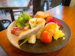 地元食材をたっぷり味わう「GHシェフズプレート」［食楽web］