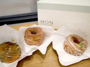 左から：「デリス・オランジュ」418円、「ボヌール・シュクレ」308円、「ブール・サレ・アメール」363円 ［食楽web］