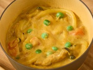 鷲見さんのカレーをアレンジした『〈黄色い〉クリーミーカレーうどん』はターメリックの色がポイント