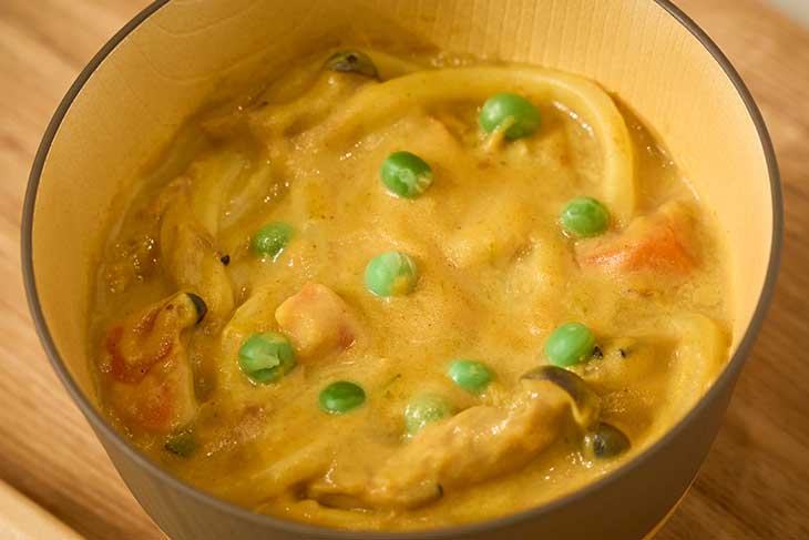鷲見さんのカレーをアレンジした『〈黄色い〉クリーミーカレーうどん』はターメリックの色がポイント