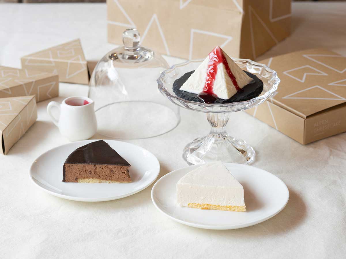 手前:「オリジナルチーズケーキ」2,380円