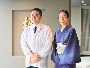 三代目の梶 太郎さんと、女将のあい子さん