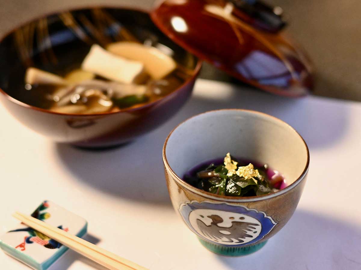 つるむらさきのお浸しと、漆器に盛られた「きのこ汁」(奥)