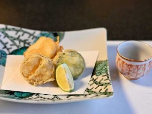 上：とろけるような新鮮な「お造り」は吉田幸史氏の器。下：タラの唐揚げなどの旬の天ぷら。北村和義氏の器