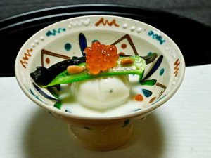 豆腐とマスカルポーネチーズを使った牛乳茶巾の先附。また味わいに行きたい一皿！