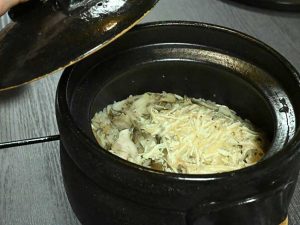 この日はキノコの炊き込みご飯。自宅で作れる「窯炊きご飯のセット」も販売しています ［食楽web］