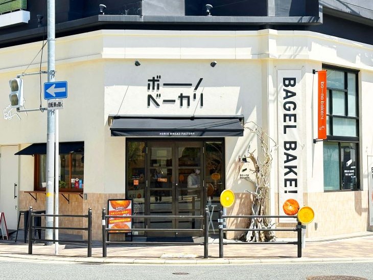 インパクトのあるおしゃれな外観が目印の『ボーノベーカリ』