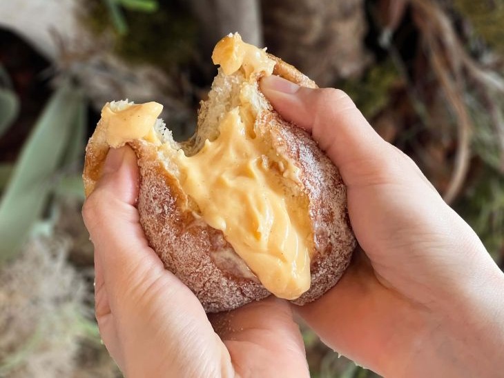 揚げない製法で仕上げた「生ベーグルドーナツ（カスタード） 」367円（税込）