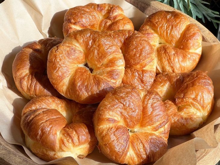 サクっとした香ばしさともっちり食感を併せ持つ「クロワッサン生ベーグル」335円