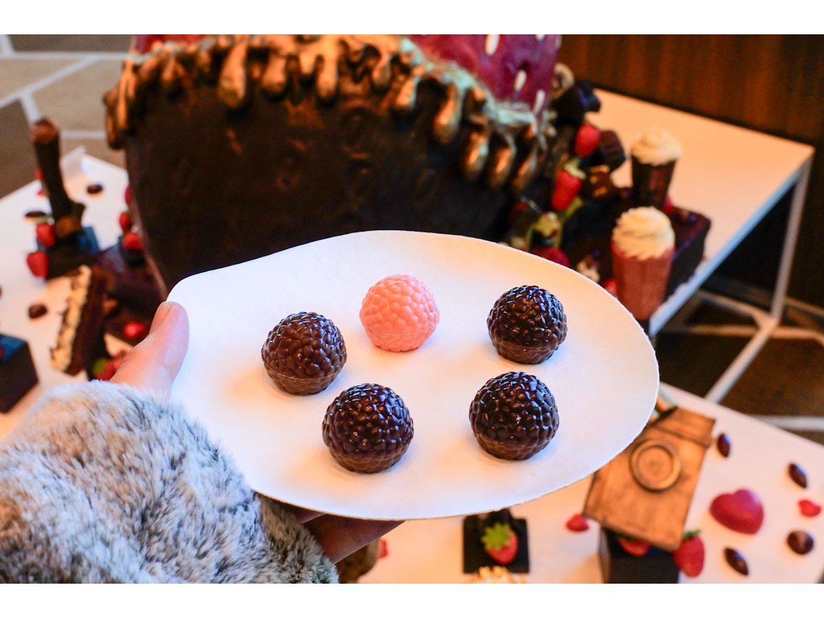 シェフの遊び心を取り入れ、“トリュフ”をデザインした型で作られています［食楽web］