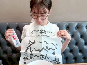 エプロンをしてステーキの登場を待ちます