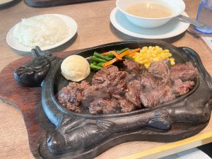 運ばれてきたのは、230gのボリューム満点な「カットステーキ」