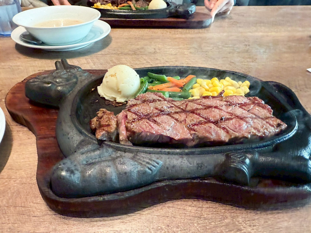 肉肉しいステーキも最高