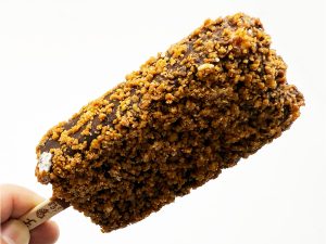 クッキークランチがたっぷりまぶされたブラックモンブラン