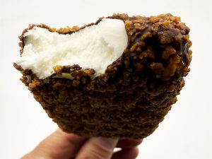 クランチの大きさを変えることで、食感の楽しさ・味わいの楽しさ双方を高めている