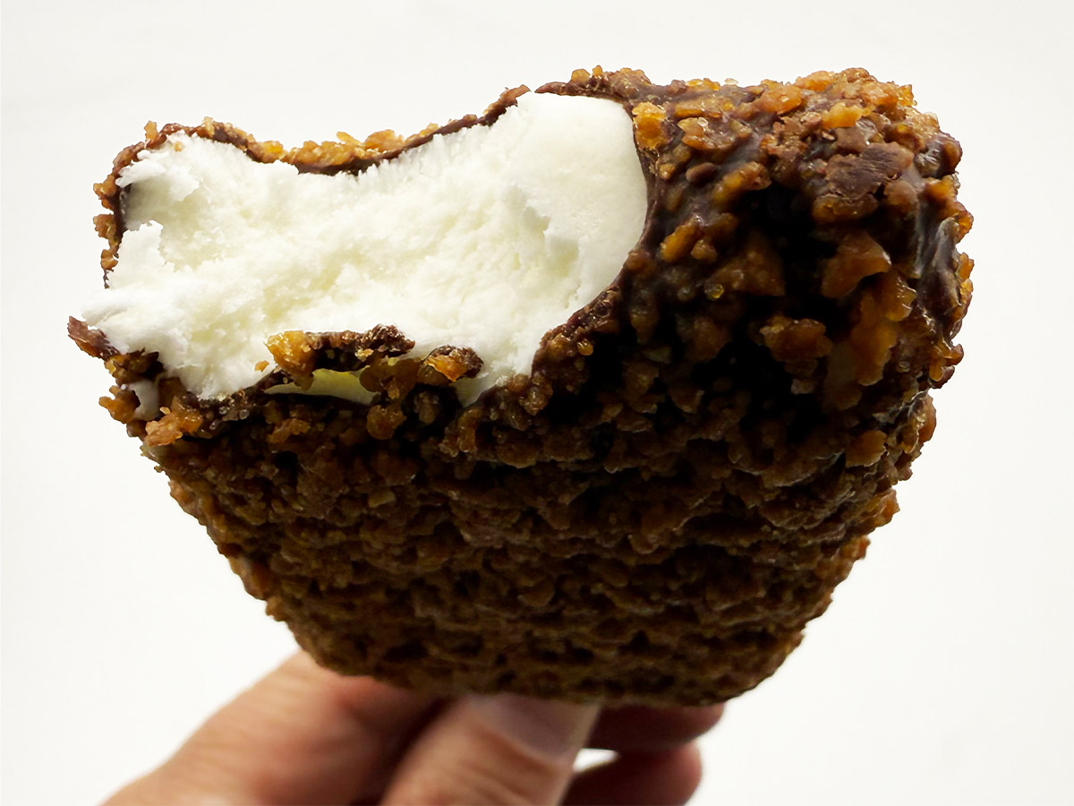 クランチの大きさを変えることで、食感の楽しさ・味わいの楽しさ双方を高めている