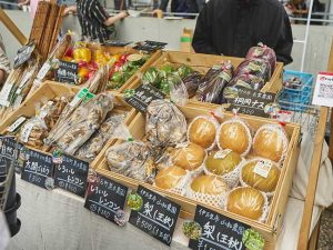 しろいしレンコンや梨、自然薯、原木しいたけなどの青果の逸品のほか、海苔や牡蠣などの魚介、ジュースや肉加工品などバラエティに富んだ食材が店頭を賑わせた