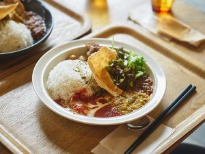 東京・赤坂の「Nirvana New York」はカフェにてスパイスカレーを提供