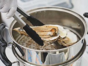 有明海特産のブランド牡蠣・スミノエガキは蒸し立てでの販売も