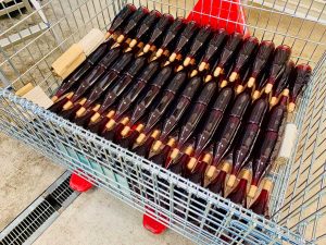 2025年に収穫したぶどうで作られた、できたてホヤホヤのワイン 